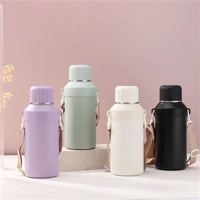 Chai nước có dây đeo để chạy